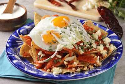 Chilaquiles rojos con huevo