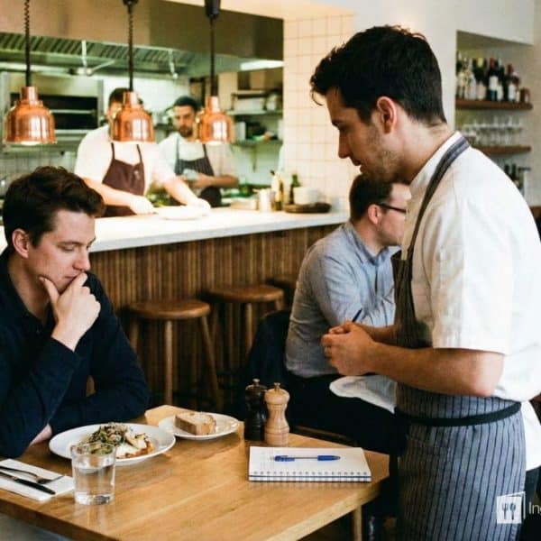 Evaluar el servicio en un restaurante